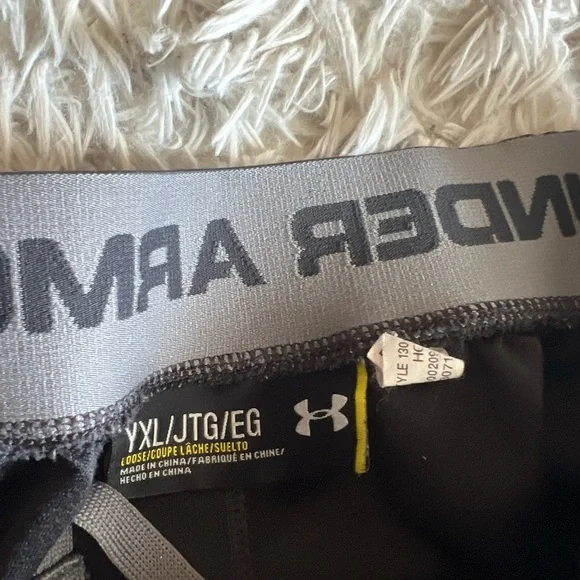 Under armor black men’s shorts - Picture 3 of 4